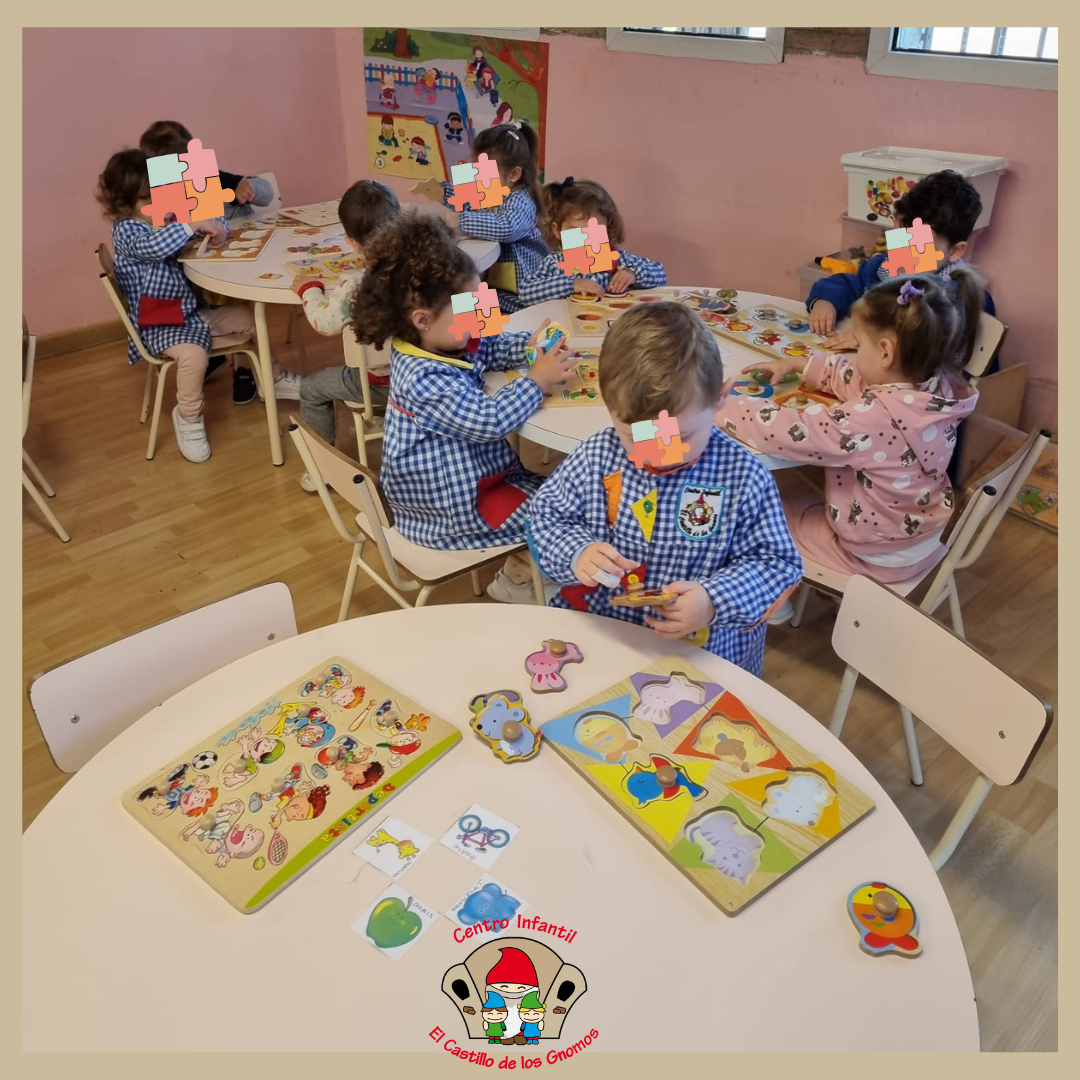 Niños aplicando metodología lúdica puzzle 