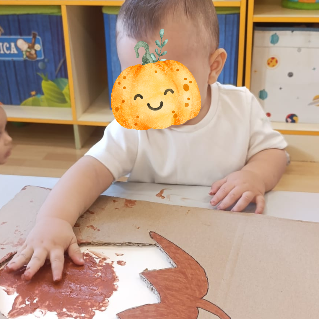 Niño pintando con las manos una beyota