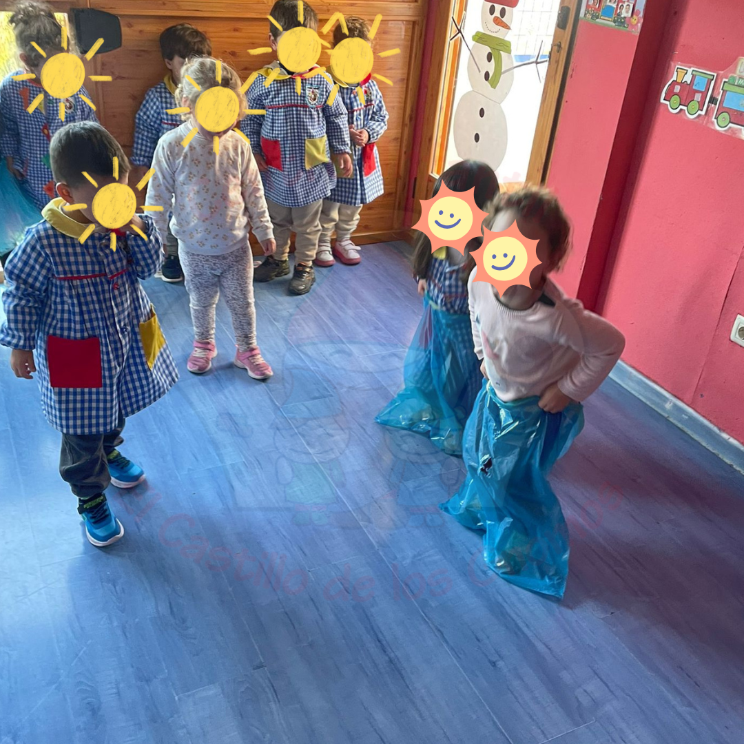 Niños jugando con sacos en actividades en clases 