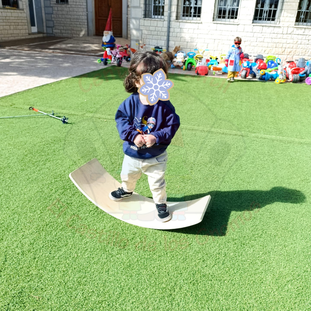 Niña en balancín para ayudar a su desarrollo psicomotriz 